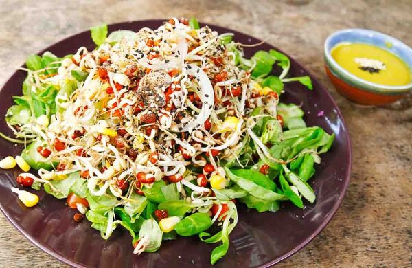 Ensalada simple con hojas verdes, granos y semillas