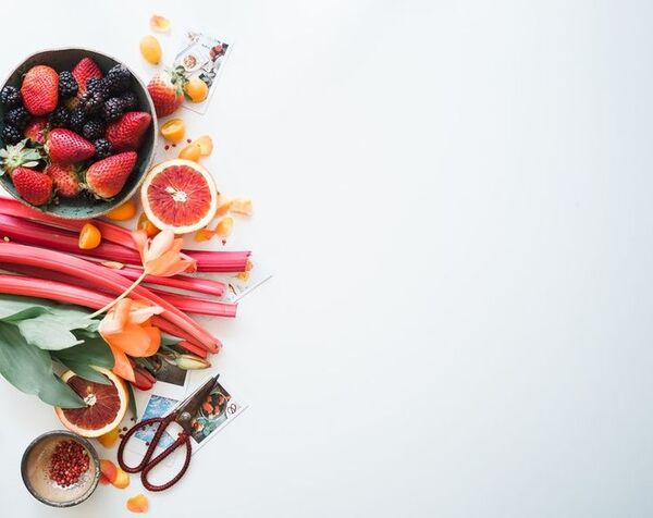 Frutero con frutas frescas de varios colores